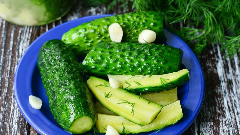 Klassiek recept voor licht gezouten komkommers in een pan met hete pekel