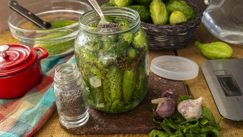 La receta más deliciosa para el invierno: pepinos encurtidos con mostaza en un tarro.