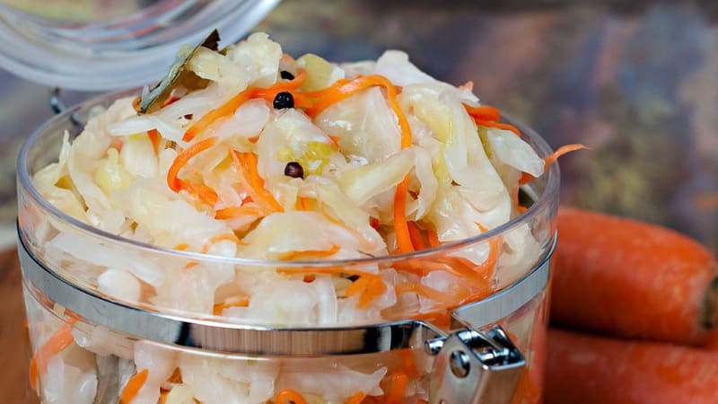 Teknologi memasak dan resipi terbaik untuk sauerkraut dengan gula