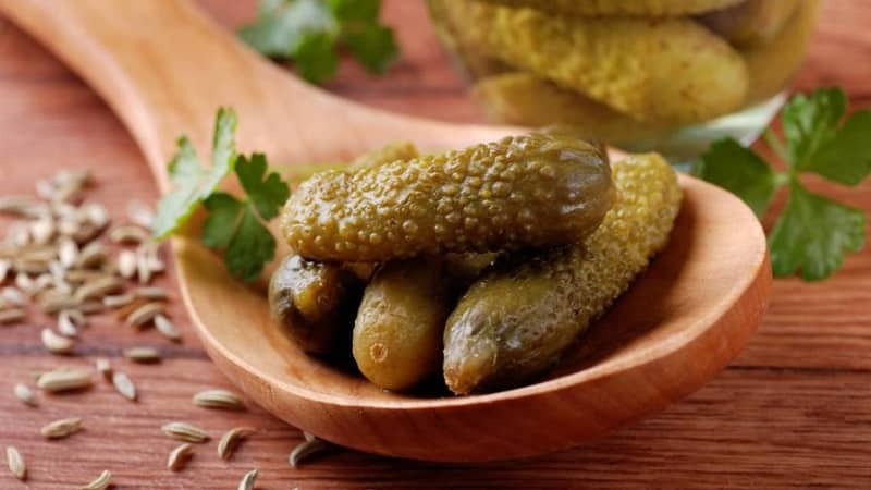 Recepta deliciosa per a l'hivern: cogombrets cruixents en escabetx com a la botiga en un pot d'1 litre