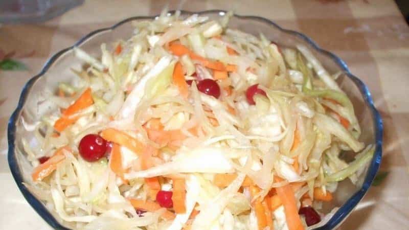 Paano maghanda ng sauerkraut na may pulot para sa taglamig, masarap at simple