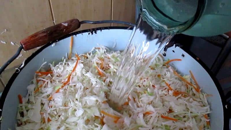 Recetas paso a paso para el invierno: cómo fermentar adecuadamente el repollo en un balde