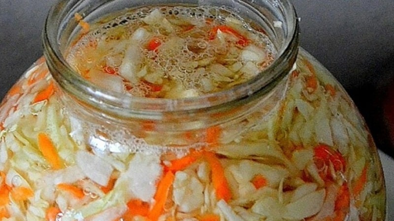 Resipi untuk sauerkraut yang lazat dalam balang 3 liter untuk musim sejuk dan cadangan untuk menyimpan makanan ringan