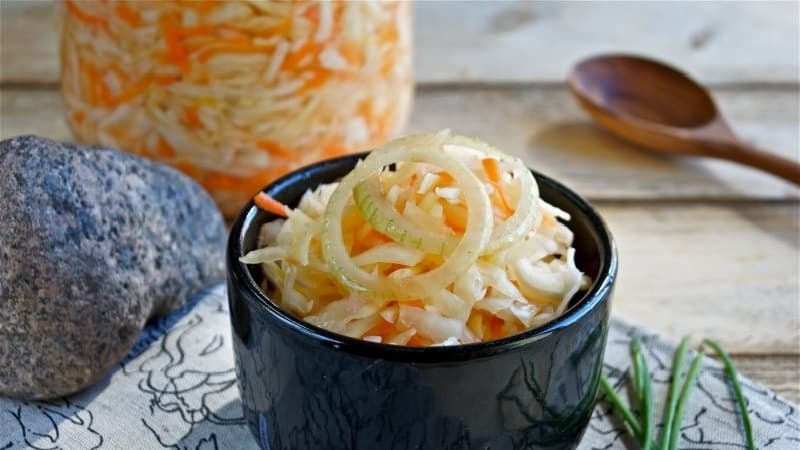 Resipi untuk sauerkraut yang lazat dalam balang 3 liter untuk musim sejuk dan cadangan untuk menyimpan makanan ringan