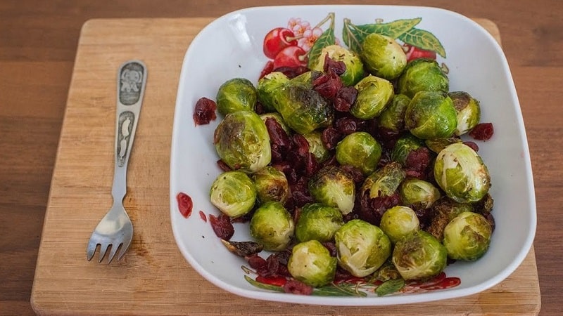 Ang pinaka masarap na mga recipe para sa adobo na Brussels sprouts para sa taglamig