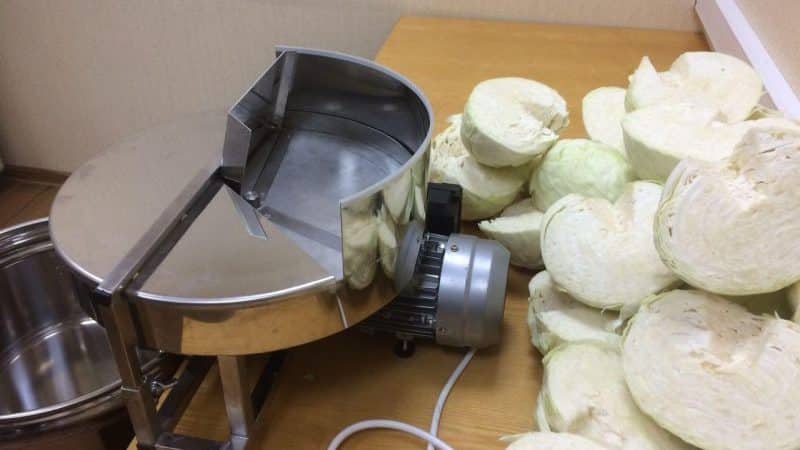 Instruções sobre como salgar adequadamente o repolho para o inverno em uma panela com adição de vários ingredientes