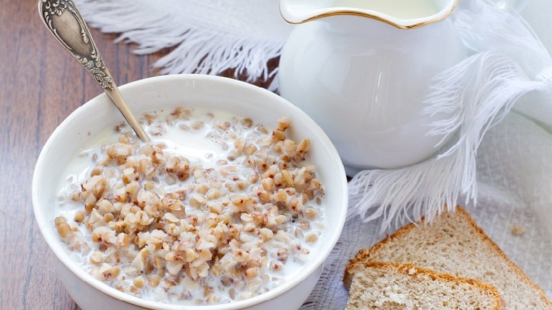 Waarom boekweit met kefir goed is voor gewichtsverlies in de ochtend en hoe je het op de juiste manier kunt bereiden