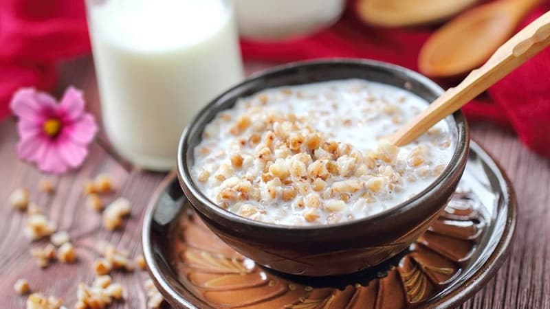 Mengapa soba dengan kefir adalah baik untuk penurunan berat badan pada waktu pagi dan bagaimana untuk menyediakannya dengan betul