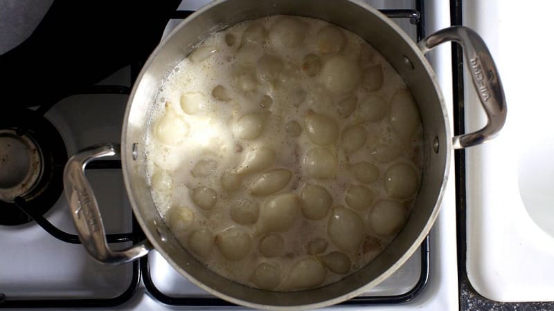 Como cozinhar cebolas corretamente e quanto: um guia para cozinheiros iniciantes