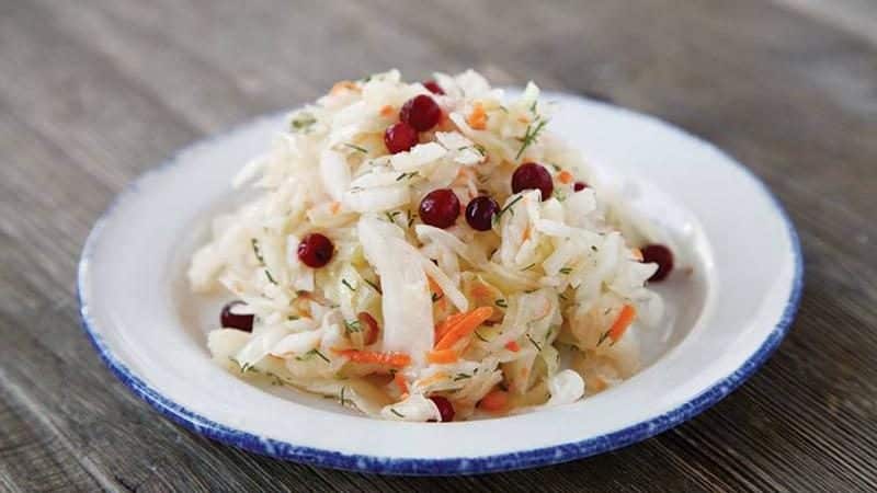 Bagaimana untuk menyediakan sauerkraut dengan lingonberry dengan betul