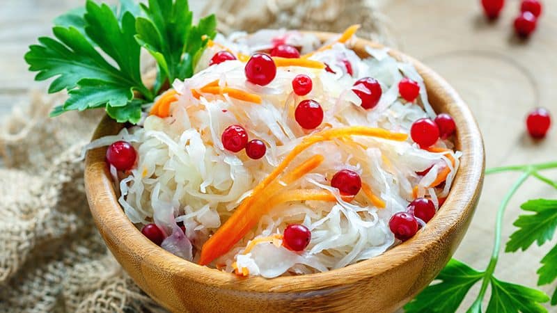 How to properly prepare sauerkraut with lingonberries