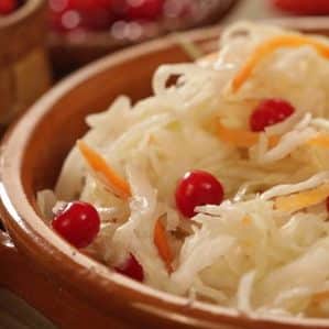 How to properly prepare sauerkraut with lingonberries