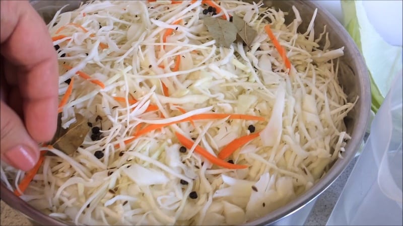 Instructions on how to properly salt cabbage for the winter in a saucepan with the addition of various ingredients