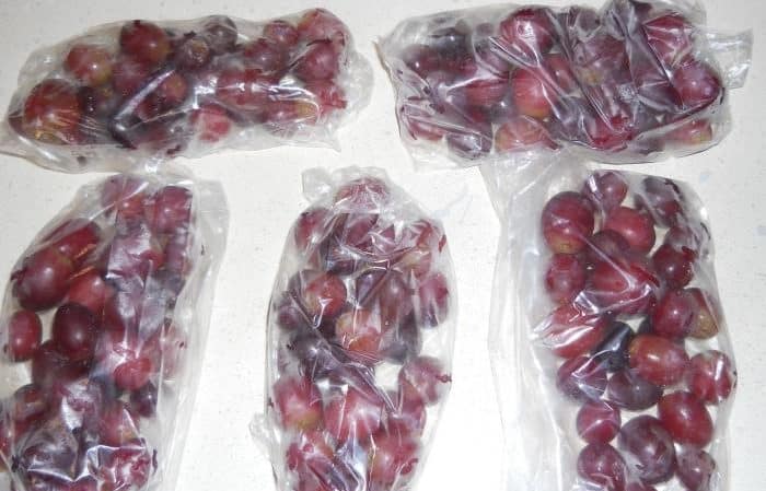 How to properly freeze grapes for the winter in the freezer and is it possible to do this?