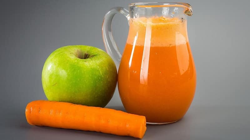 Come preparare un delizioso e salutare succo di carota e mela