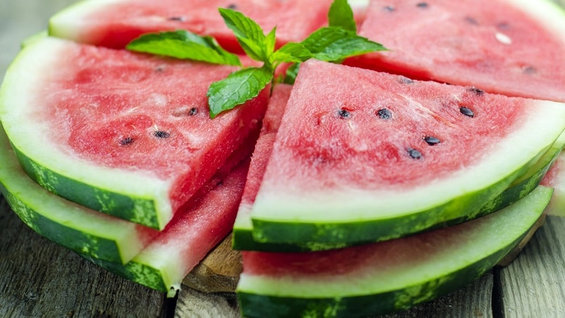 Hoe watermeloen te eten voor blaasontsteking: hoeveel je gedurende de dag kunt eten