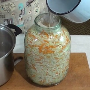 How to prepare cabbage with aspirin for the winter in a 3-liter jar, tasty and simple