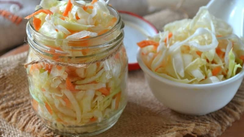 Delicious recipes for pickled cabbage in jars with apples for the winter, which are eaten instantly