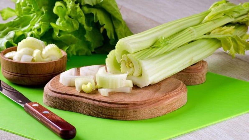 Ang Hindi Kapani-paniwalang Mga Benepisyo ng Celery para sa Mga Lalaki