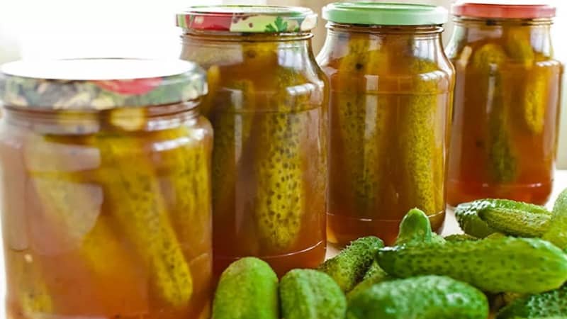 Kahanga-hangang mga recipe para sa mga pipino sa taglamig na may chili ketchup sa mga litrong garapon