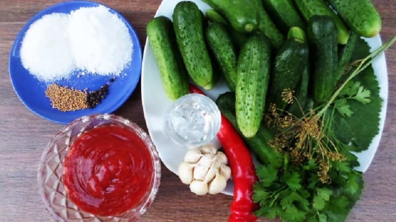 Kahanga-hangang mga recipe para sa mga pipino sa taglamig na may chili ketchup sa mga litrong garapon