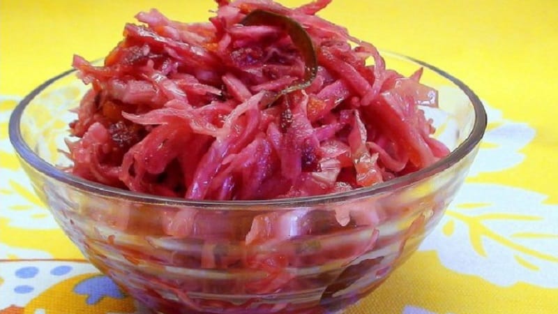 Step-by-step instructions on how to properly marinate cabbage with hot peppers: recipe variations