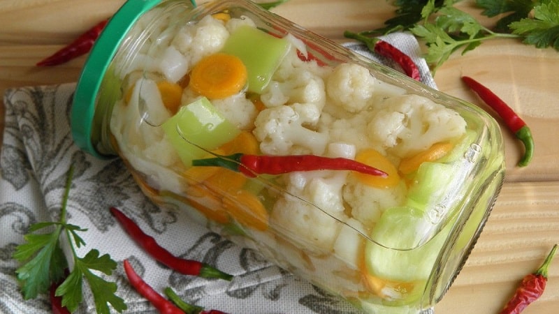 Step-by-step instructions on how to properly marinate cabbage with hot peppers: recipe variations