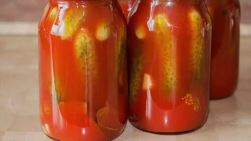 Una forma sencilla de preparar pepinos con salsa de tomate y sin esterilizar.