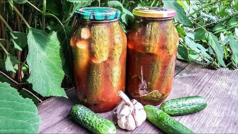 Ett enkelt sätt att förbereda gurkor med chiliketchup utan sterilisering