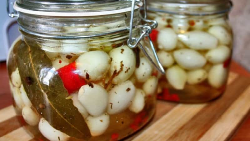 Zwiebeln im Glas für den Winter: So einlegen Sie sie richtig