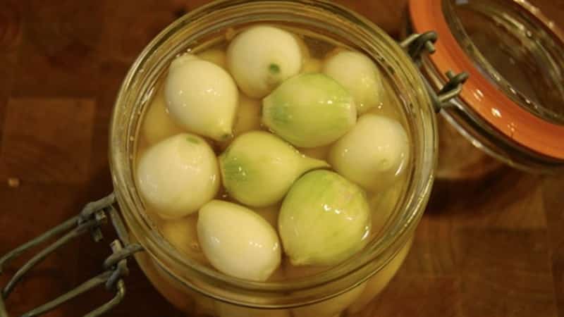 Zwiebeln im Glas für den Winter: So einlegen Sie sie richtig