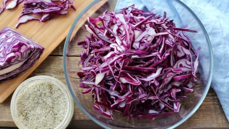 Maneiras simples e saborosas de conservar repolho roxo em potes para o inverno