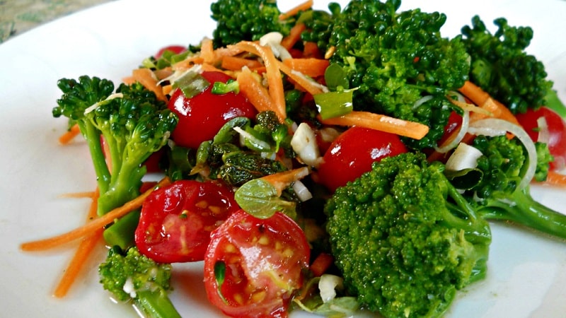 Heerlijke recepten voor het bereiden van ingelegde broccoli voor de winter van ervaren huisvrouwen