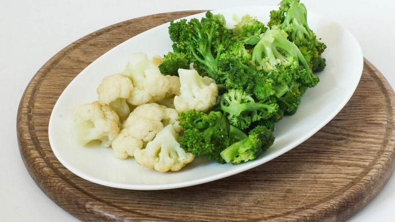 Heerlijke recepten voor het bereiden van ingelegde broccoli voor de winter van ervaren huisvrouwen