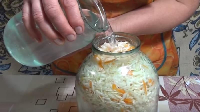 Wir bereiten Sauerkraut unter einem Eisendeckel nach den besten Rezepten zu