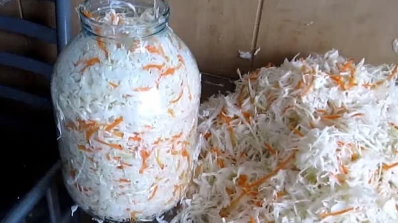 Wir bereiten Sauerkraut unter einem Eisendeckel nach den besten Rezepten zu