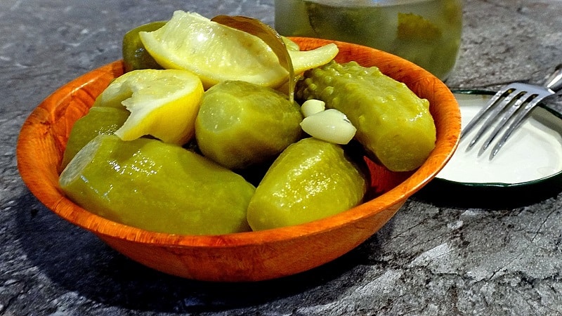 Mga recipe para sa masarap na inihanda na mga pipino na may lemon para sa taglamig sa mga garapon ng litro