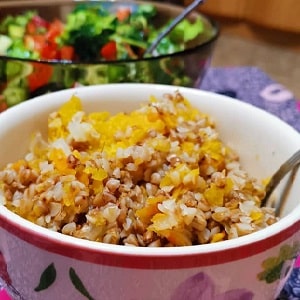 In che modo il grano saraceno è utile durante la gravidanza e in quale fase può essere mangiato?