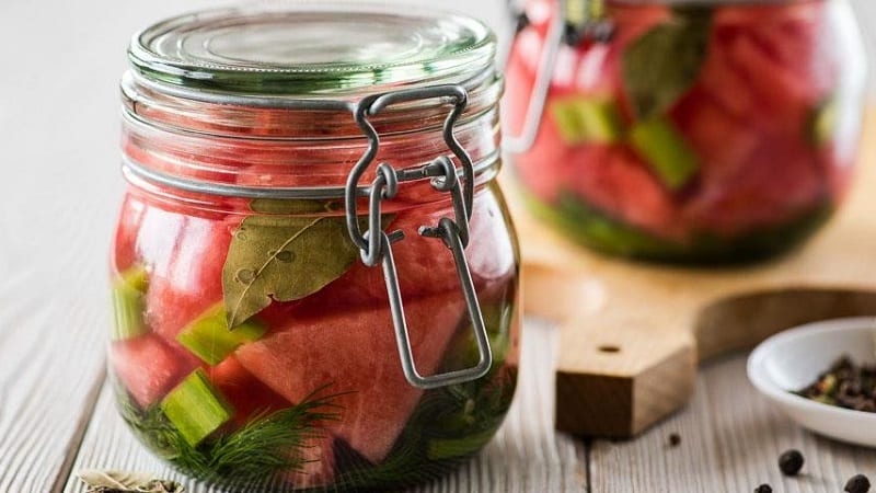 Cómo preparar de forma sencilla y deliciosa sandías en escabeche para el invierno en frascos sin esterilizar