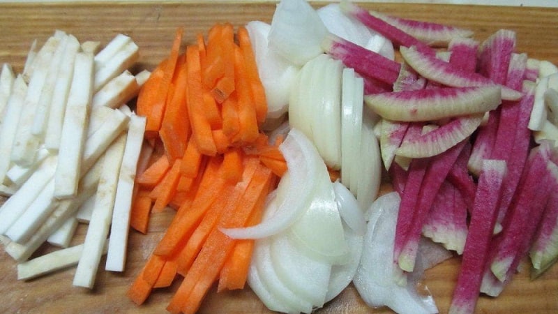 How to properly cut onions into cubes, rings and strips