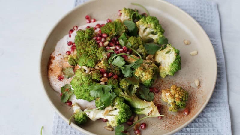 Welche Vorteile hat Romanesco-Kohl, wie sieht er auf dem Foto aus, ist er schwierig anzubauen und wie wird er zubereitet?