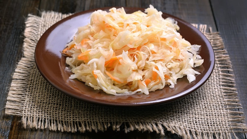 Resipi mudah dan lazat untuk membuat sauerkraut dengan cuka