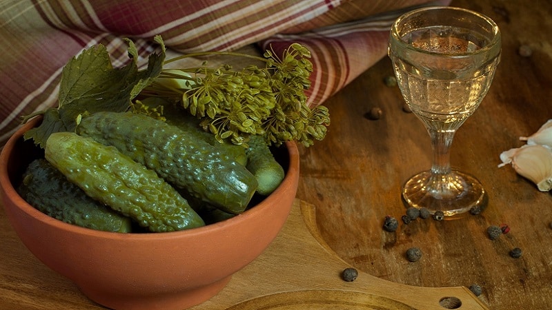 Rezept für einen leckeren Wintersnack: Knusprig eingelegte Gurken mit Wodka