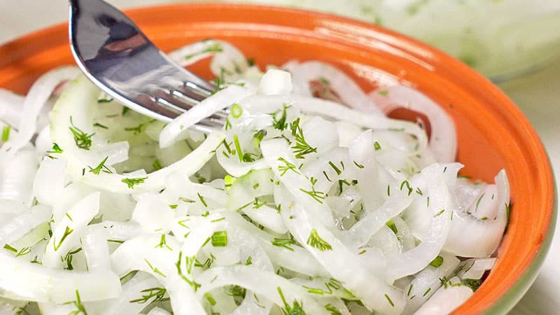 Cómo cocinar deliciosas cebollas en escabeche en mitades para el invierno.