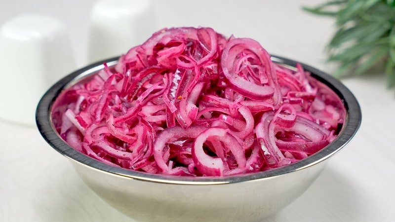 Cómo cocinar deliciosas cebollas en escabeche en mitades para el invierno.