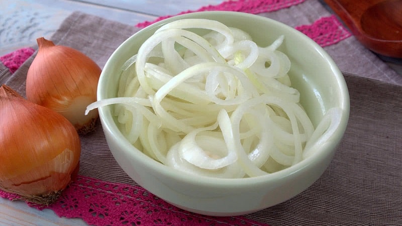 Cómo cocinar deliciosas cebollas en escabeche en mitades para el invierno.