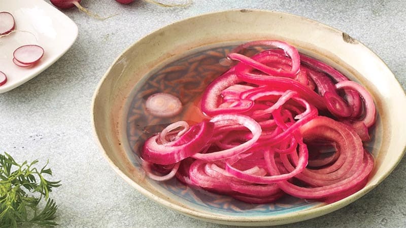 Cómo cocinar deliciosas cebollas en escabeche en mitades para el invierno.