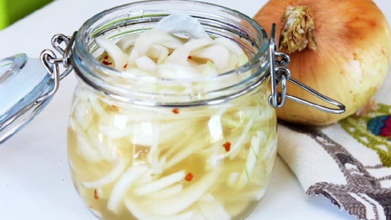 So kochen Sie köstliche eingelegte Zwiebeln in halben Ringen für den Winter