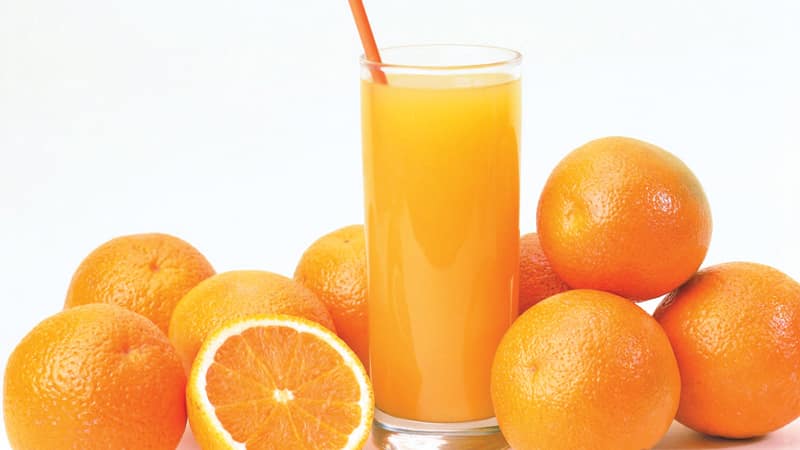 Är det möjligt att dricka apelsinjuice på fastande mage: fördelarna och skadorna av färskpressad citrus