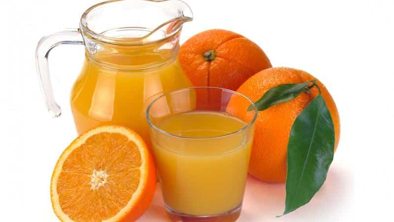 É possível beber suco de laranja com o estômago vazio: os benefícios e malefícios dos cítricos espremidos na hora